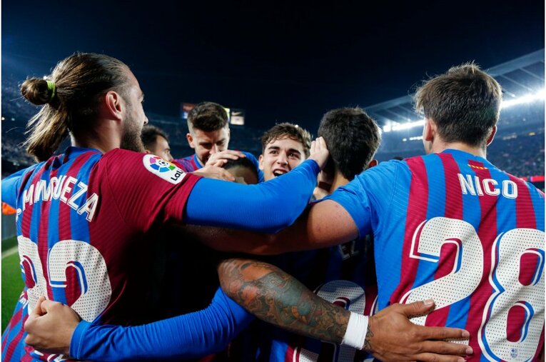 シャビ新監督41歳は暗黒バルサを救えるか 《メッシとの黄金連係・涙を撮ったカメラマン》が就任会見・初采配に見た“希望”とは(35)