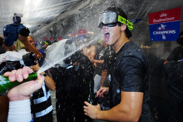 【“テレビに映らない”大谷写真】シャンパンファイトで集中攻撃される…写真はまだまだ続きます　©Getty Images