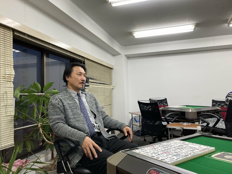 インタビューに応える加藤哲郎氏