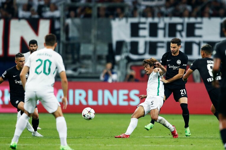 「“鎌田大地と守田英正が一緒に写った1枚”を狙いたいけど…」「長谷部誠はすでにコーチのように」CL日本人対決と“美しい夕焼け”撮影ウラ話(69)