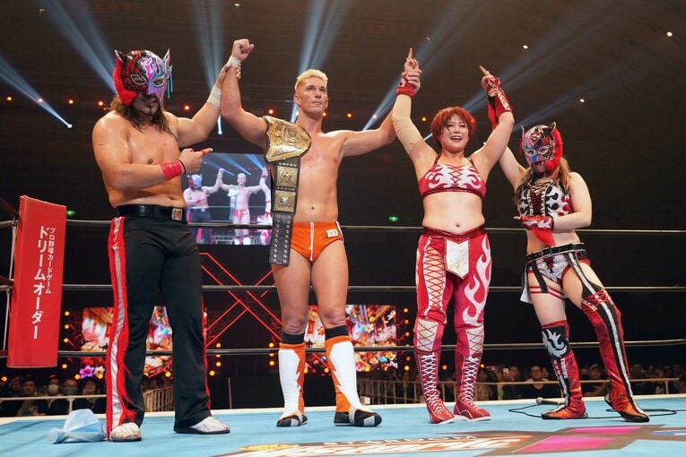 勝利したザック・セイバーJr.、舞華組をたたえるエル・デスペラードとスターライト・キッド　©Essei Hara