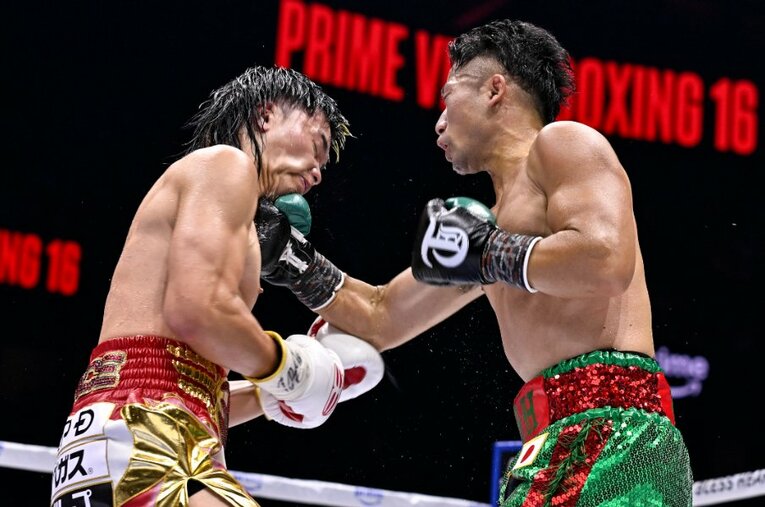 那須川天心に右ショートをヒットさせる井上拓真。拮抗した試合展開のなかで、的確にポイントをピックアップした ／ photograph by Hiroaki Finito Yamaguchi