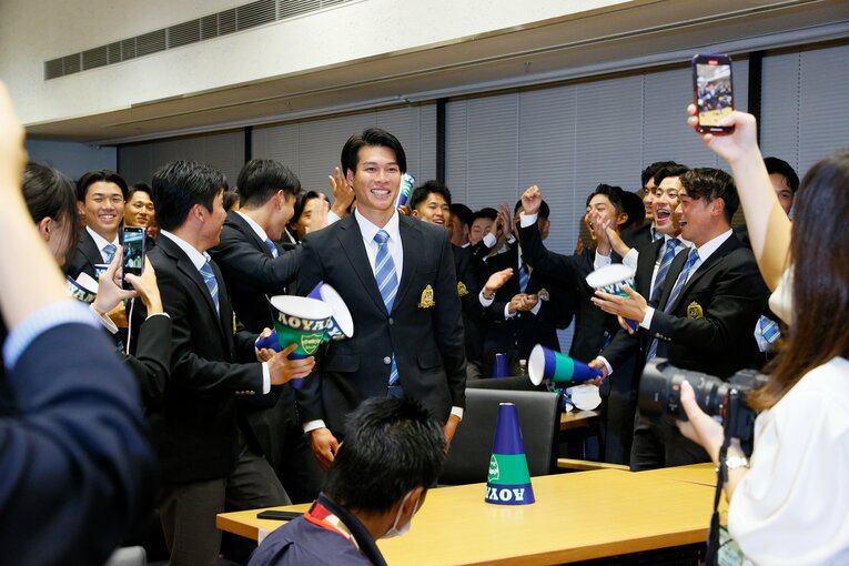 嬉しそうな笑顔を浮かべる中島大輔　©Shigeki Yamamoto