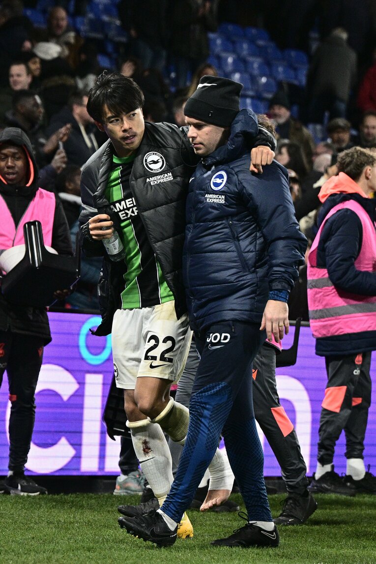 クリスタルパレス戦終了後。クラブスタッフの肩を借りて、ケンケンで控え室へ戻る【1枚目／全2枚】　©Getty Images