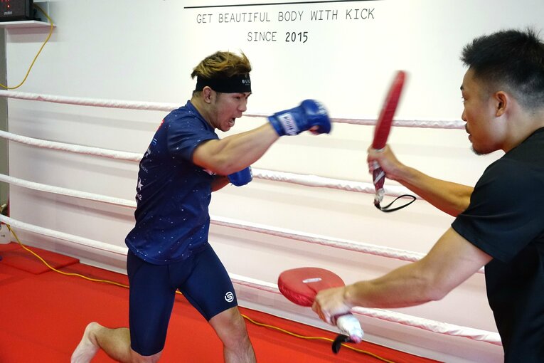 公開練習で鋭いパンチをミットに打ち込むYA-MAN　©Koji Fuse