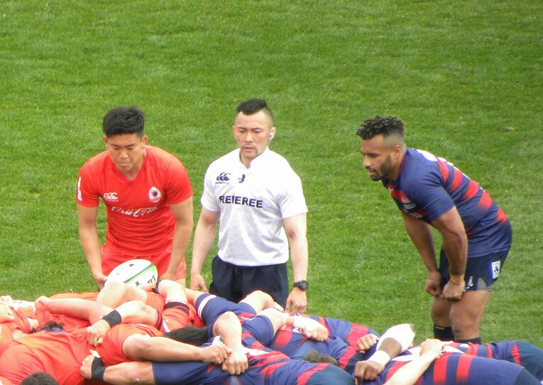 右は元ワラビーズの近鉄ゲニア、左は元サンウルブズのコカ・コーラ木村、体格も負けていない　©NIKKAN SPORTS