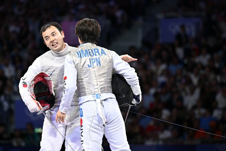 リザーブから大仕事を成し遂げた永野雄大に“歓喜の体当たり”　©Naoya Sanuki/JMPA