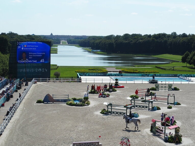 会場奥の「グランドカナル」を挟んで遠くに見えるのがヴェルサイユ宮殿（2枚目／全2枚）©JMPA