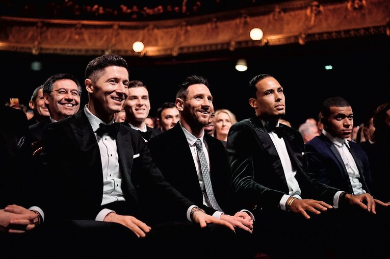 ノミネートのみに終わった19年のバロンドール。式典では受賞したメッシの隣りに座った　©Bernard Papon/L’Équipe