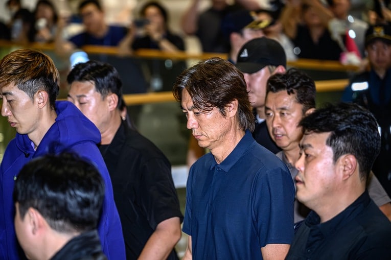 仁川国際空港に帰国したホン・ミョンボ監督には、厳しい罵声が飛んだ　©AFLO