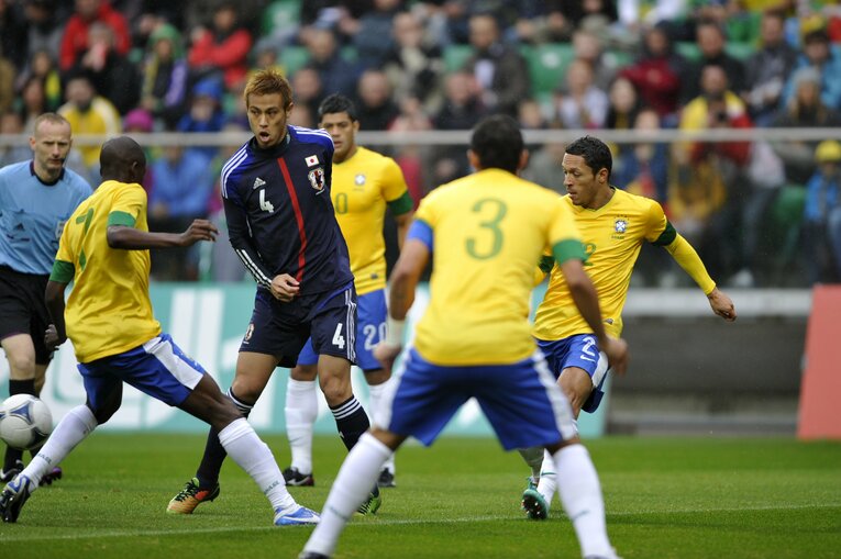 2012年10月のブラジル戦でキープする本田　©︎Takuya Sugiyama