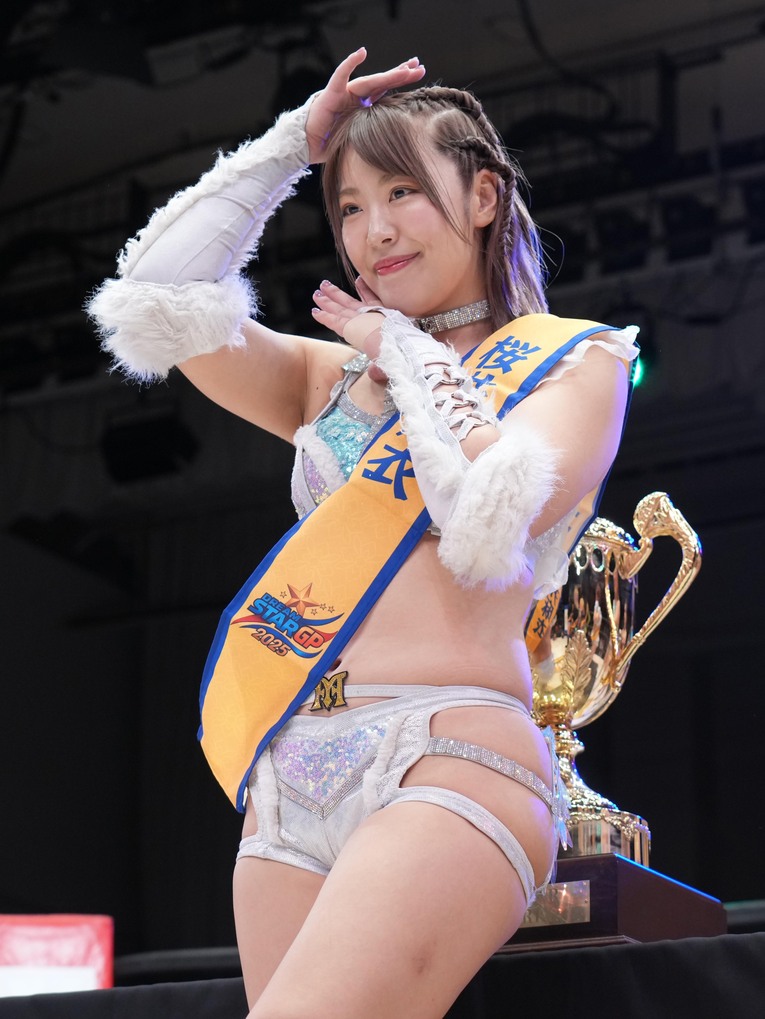 『DREAM STAR GP』優勝トロフィーの前で貴婦人ポーズの桜井麻衣　©Essei Hara