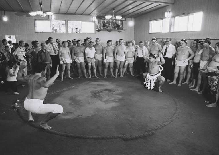 九重親方（北の富士勝昭さん）から土俵入りの指導を受ける千代の富士　©BUNGEISHUNJU