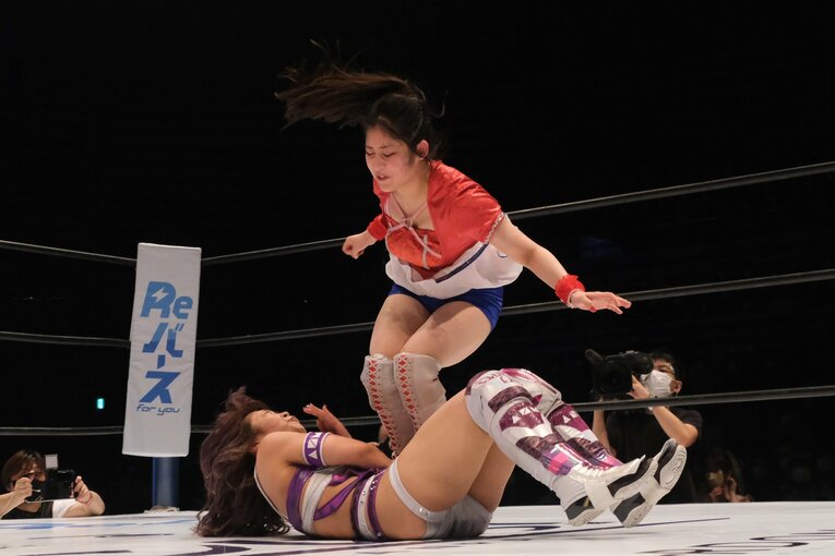 強烈なフットスタンプなど技の的確さも。実力あってこその楽しさだ