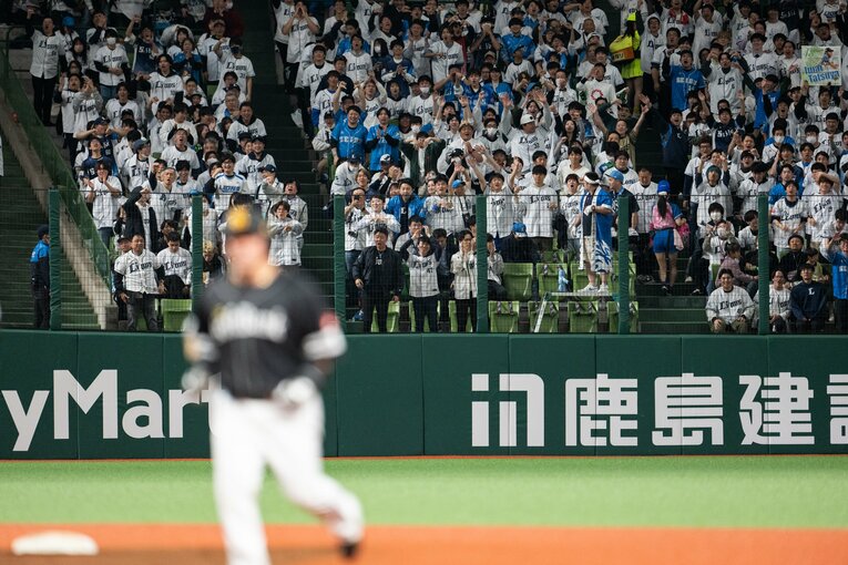 フォースアウトとなった山川にさまざまな感情を発露する西武ファン　©Nanae Suzuki