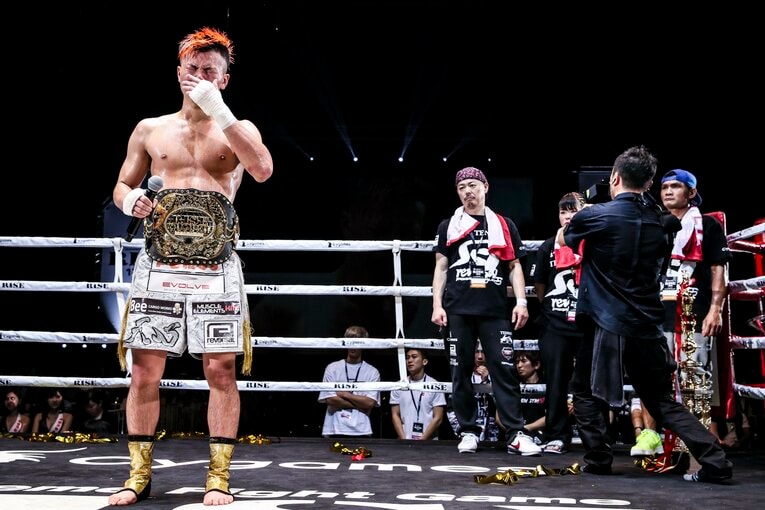 2018年6月17日、那須川天心はロッタン・ジットムアンノンに延長戦で辛くも勝利。試合後にはリングで涙を流した　©Susumu Nagao