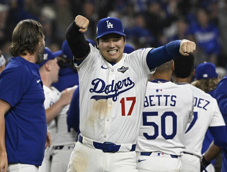 延長18回の死闘を制して変なポーズで大喜びする大谷さん　©Getty Images