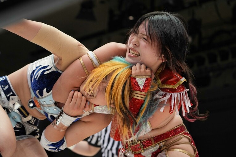 MIRAIと戦う林下詩美　©Essei Hara