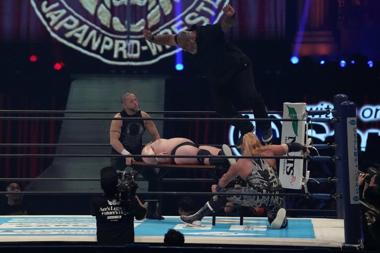 テーブルごとクラッシュするドン・ファレのボディプレス　©Masashi Hara