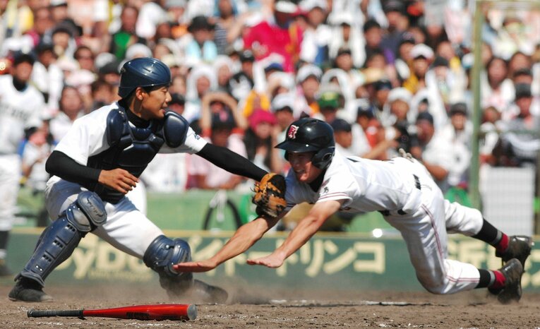 2007年夏の甲子園、広陵高時代の小林誠司。決死のヘッドスライディング　©JIJI PRESS