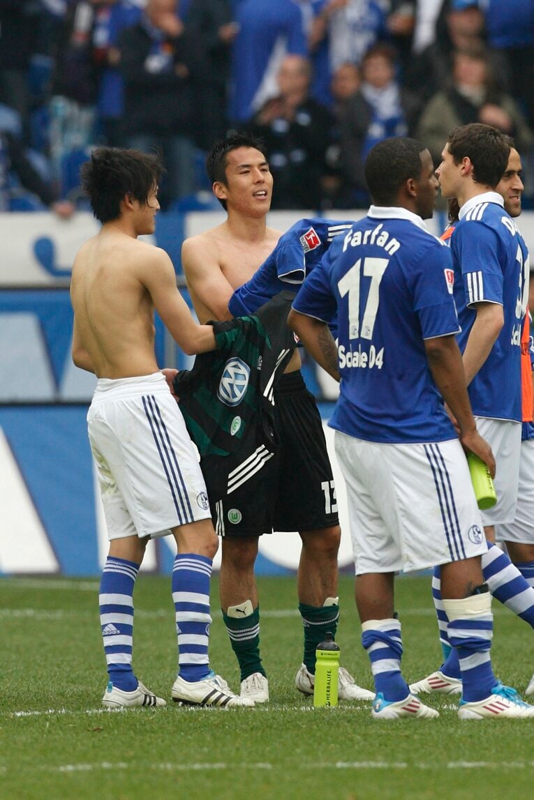 【長谷部誠、ドイツでの足跡】2011年4月のシャルケvsボルフスブルクでの一コマ　©picture alliance/AFLO