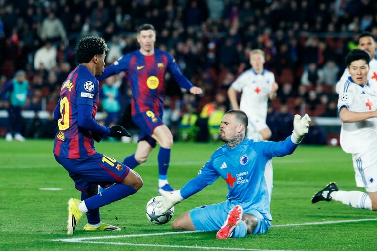 日本代表22歳DFがCLバルサ戦で「ボランチなの!?」「レバンドフスキに頭1つ飛び出て空中戦勝利」超ポリバレントな鈴木淳之介にカメラマン驚き(15)