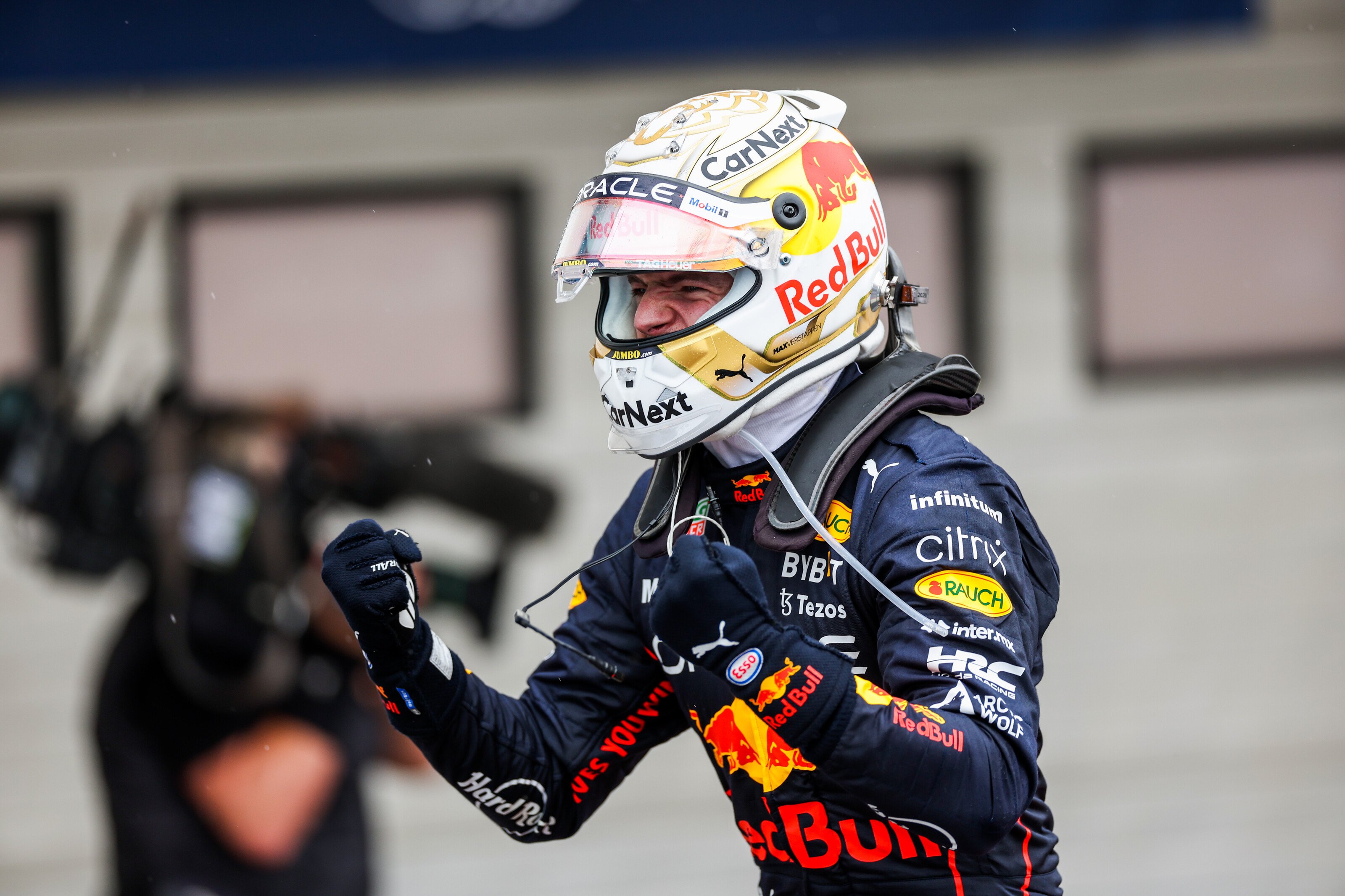 ハンガリーGPで会心の勝利を上げ喜ぶフェルスタッペン ©Getty Images / Red Bull Content Pool