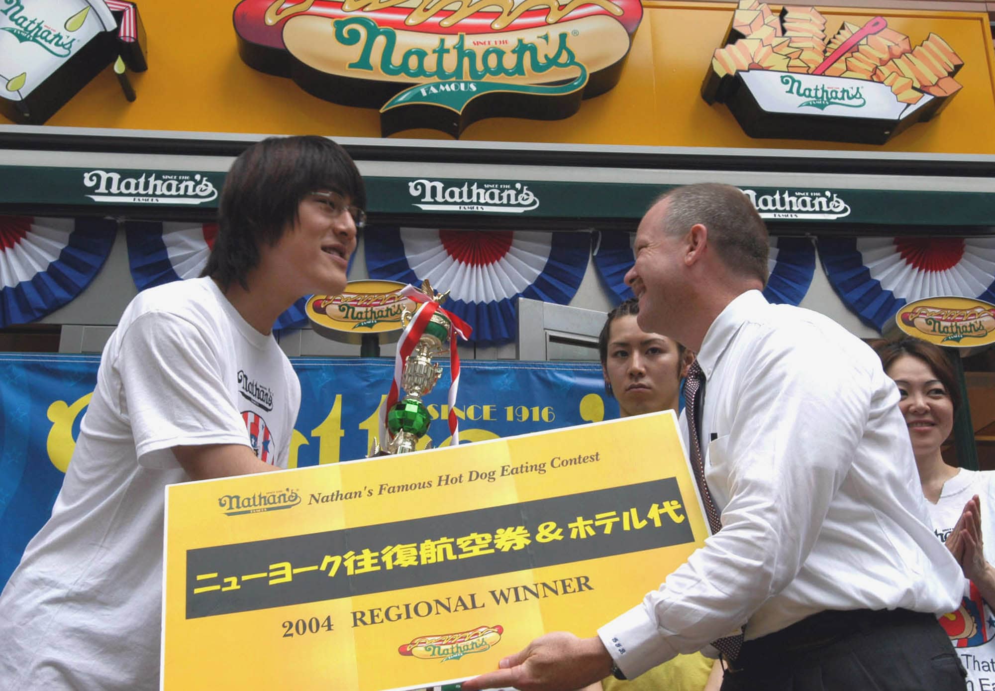 身長195センチ 体重95キロ 史上最強のフードファイター ジャイアント白田43歳が 大食いは才能8割 努力2割 と語る納得の理由 Number Web 平成の大食いブームをけん引し 史上最強 ｄメニューニュース Nttドコモ