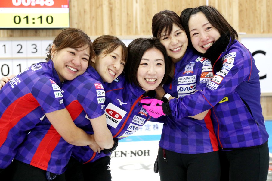 《日本選手団最年長》43歳で12年ぶり3度目五輪出場の石崎琴美、ロコ・ソラーレのリザーブにして要の“5人目”が担う重責とは?<Number Web> photograph by JIJI PHOTO