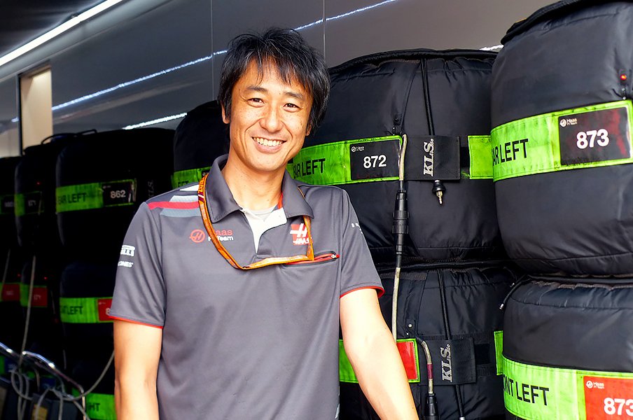 ハース快走の陰に、この日本人アリ。F1界で活躍する“サムライ”富塚裕。<Number Web> photograph by Masahiro Owari