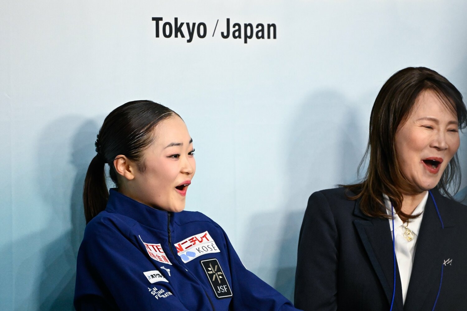 合計点自己ベストの231.32点を出し、浜田美栄コーチ（右）とこのこの表情　©️Asami Enomoto