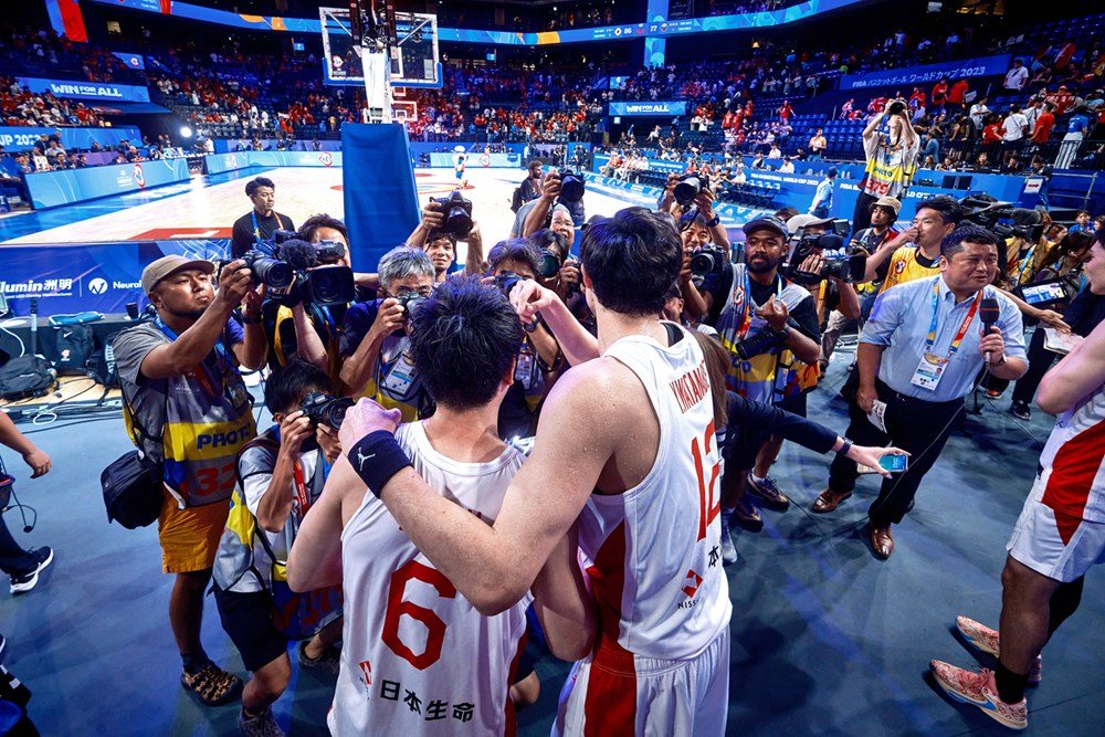 ベネズエラ後の取材に応じる比江島と渡邊。彼らは日本バスケの歴史を背負って戦っている　©FIBA