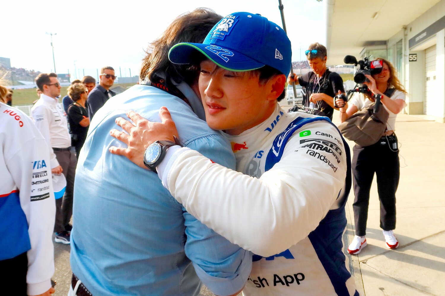 マリオ宮川氏と抱き合う角田 ©Masahiro Owari