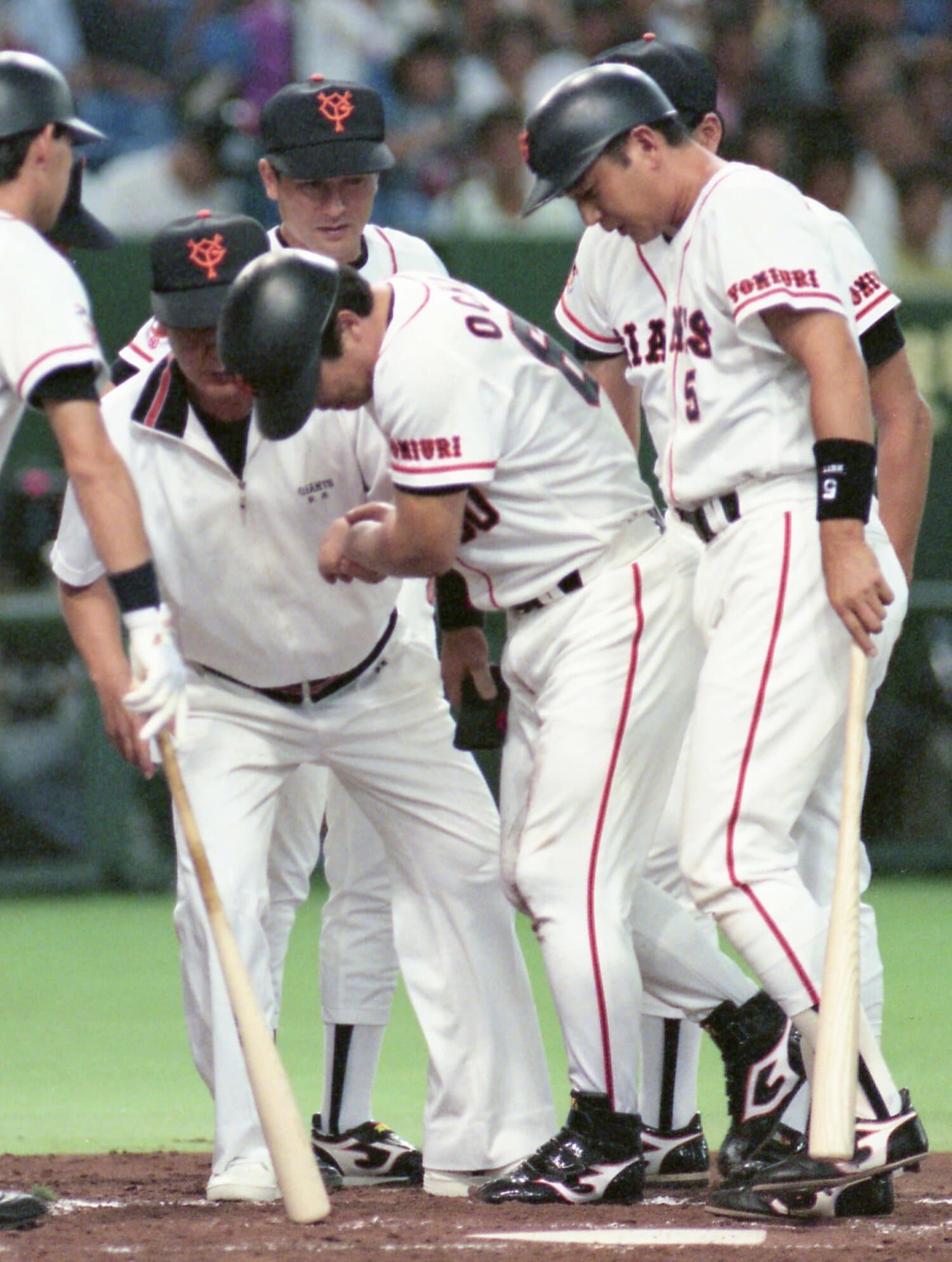 8月16日、郭源治（中日）から手首に死球を当てられた落合【2枚目／全2枚】　©KYODO