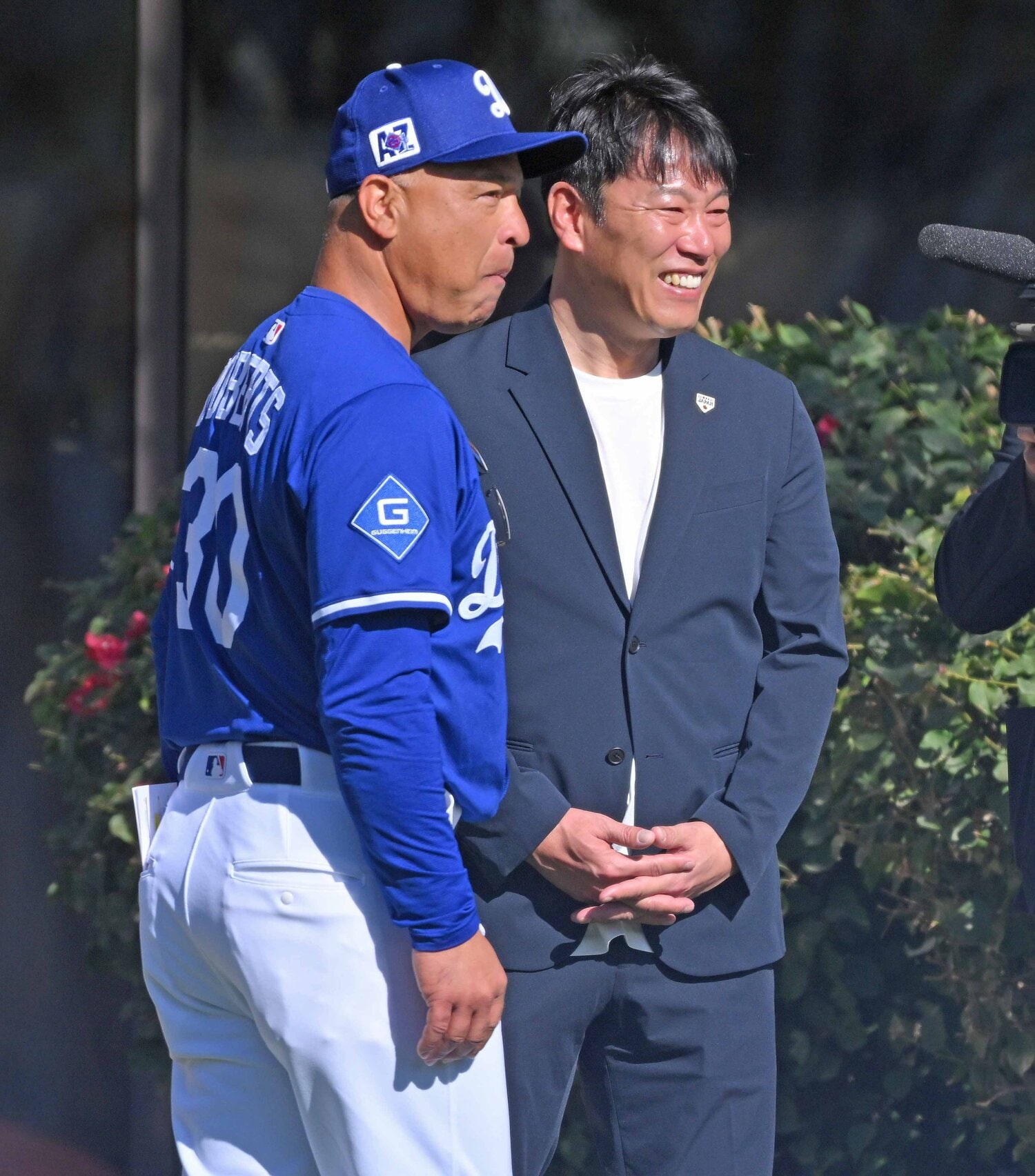 今年2月、ドジャースのキャンプ地を訪れた井端監督とロバーツ監督　©JIJI PRESS