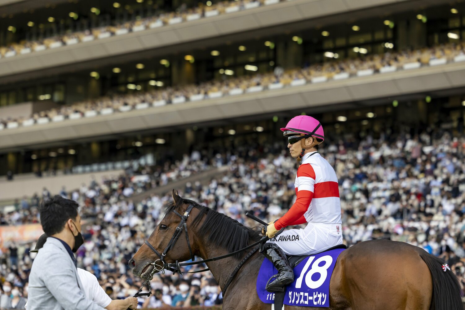 2年ぶりに2万人を超える観客が現地で見守った一戦。ダノンスコーピオンが首差の決着でGI初制覇