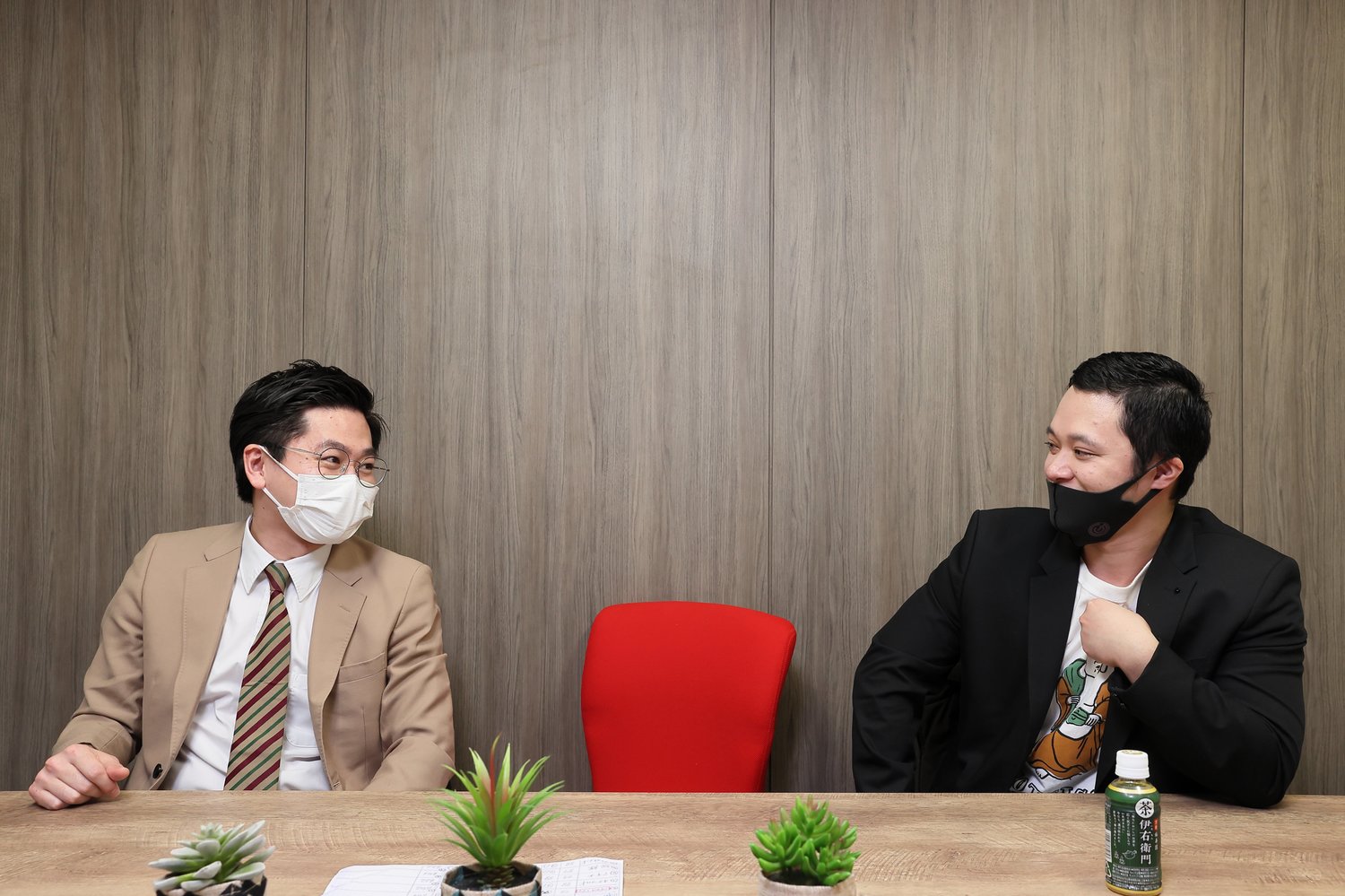 東京ホテイソンのたける（左、ツッコミ）とショーゴ（右、ボケ）