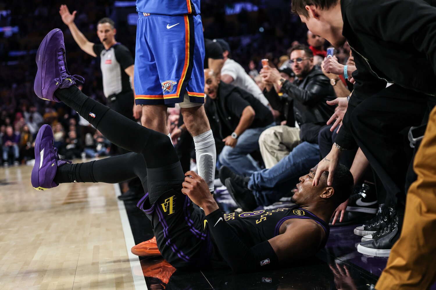 サンダー戦でファウルを受けながらも、3ポイントを決める八村塁　©︎Robert Gauthier/Los Angeles Times via Getty Images