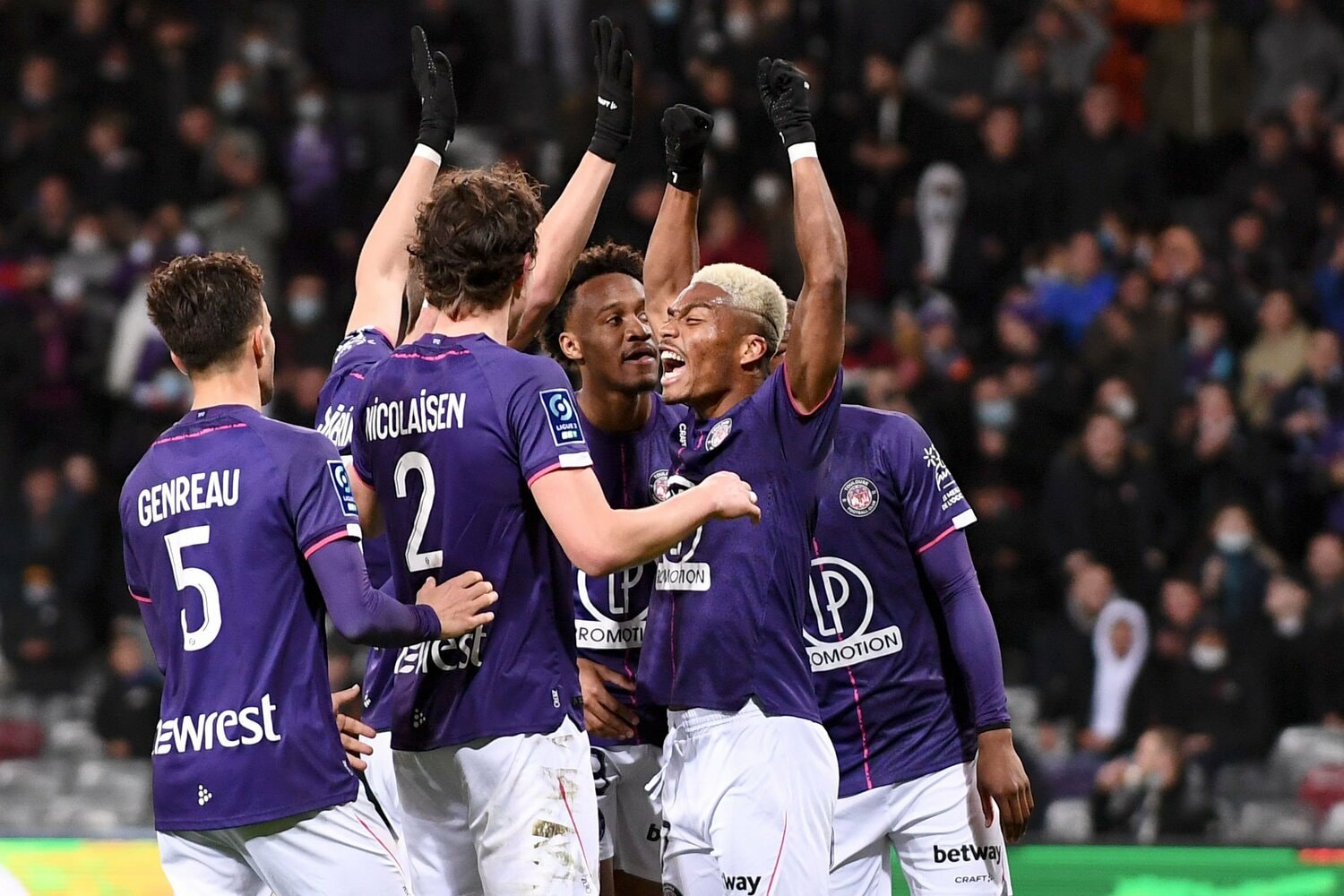 チームメイトと喜ぶオナイウ阿道（22年2月） ©︎Getty Images