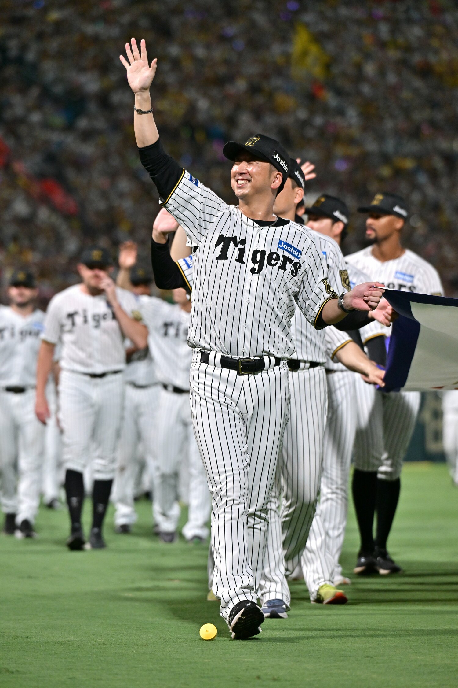 優勝を決めた甲子園でファンの声援に応える　©Hideki Sugiyama