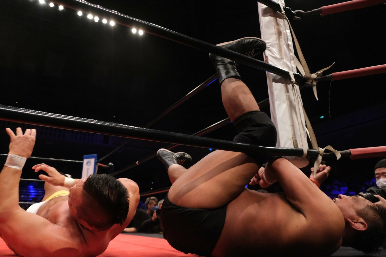 コーナーマットに頭を打ち、頭がコーナーの外に出た状態で倒れた