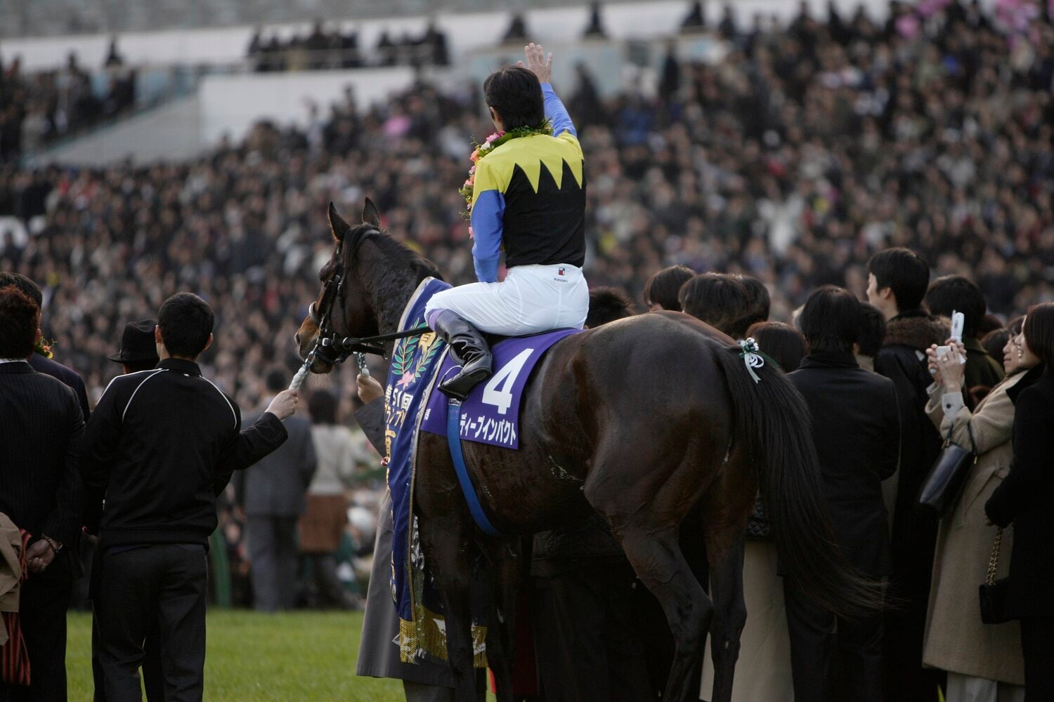 超満員の中山競馬場の観衆に手を振る武豊 ©Sports Graphic Number