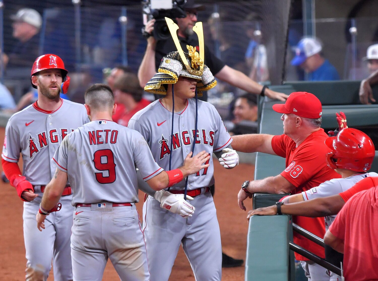 延長12回の決勝本塁打を放ち、チームメイトに迎えられる大谷　©JIJI PRESS