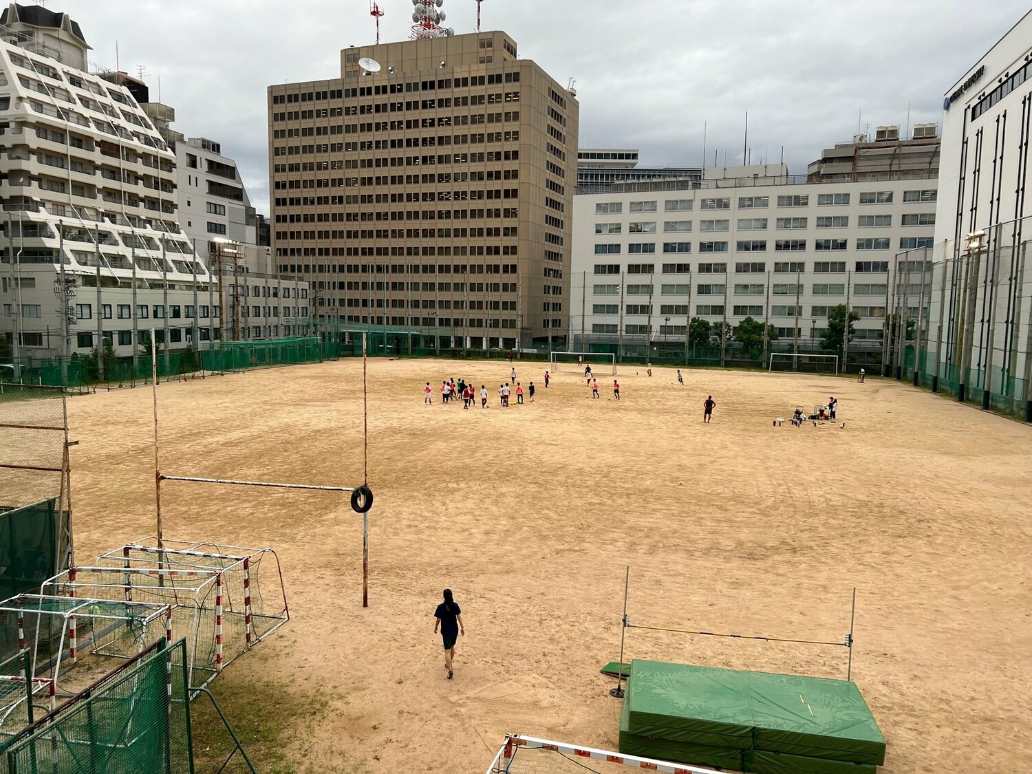 大手前高校のグラウンド　©Takeshi Shimizu