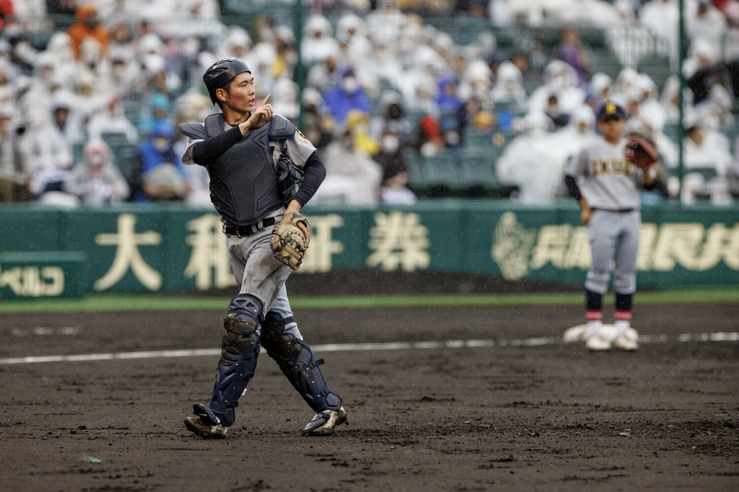 超強力投手陣相手にタクトを振るうキャッチャーの尾形樹人　©Kichi Matsumoto