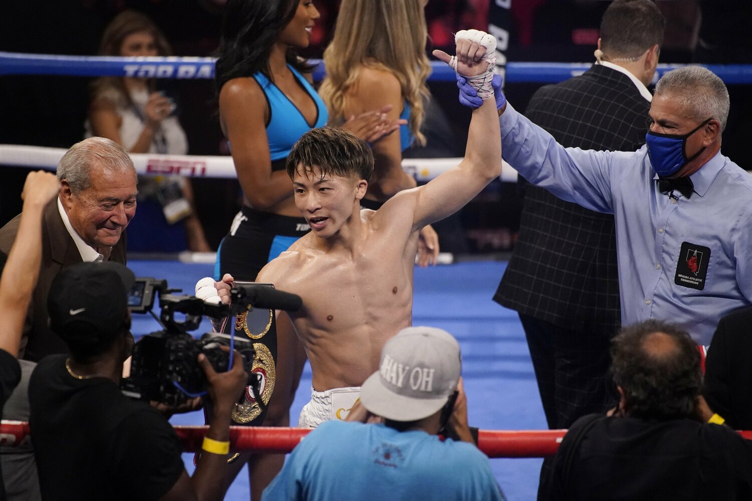 バージンホテルで行われたラスベガス2戦目、マイケル・ダスマリナス戦でも3回TKO勝利を収めた井上尚弥。アラム氏（左）は満足そうな表情（2021年6月19日）©︎AP/AFLO