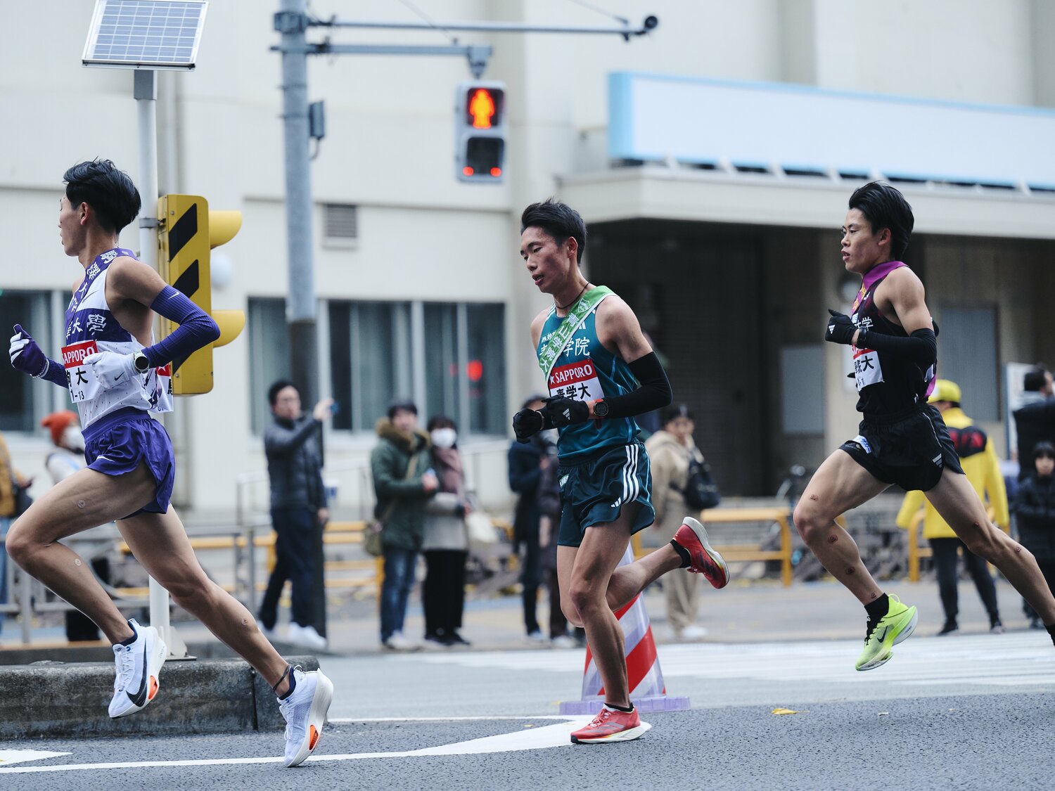 1区序盤で飛び出した駿河台大・レマイヤンを追って、駒大の篠原倖太朗、青学大の荒巻朋熙、國學院大の伊地知賢造の3人が追う展開に ©Yuki Suenaga
