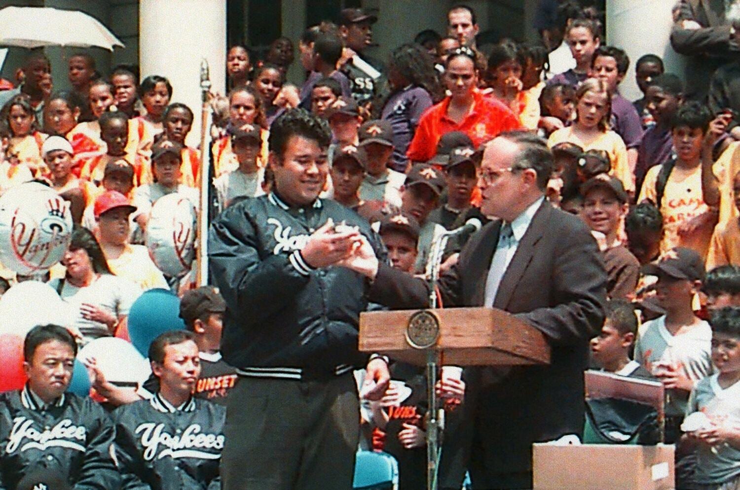 1997年7月10日、ジュリアーニ・ニューヨーク市長から激励を受ける伊良部　©JIJI PRESS