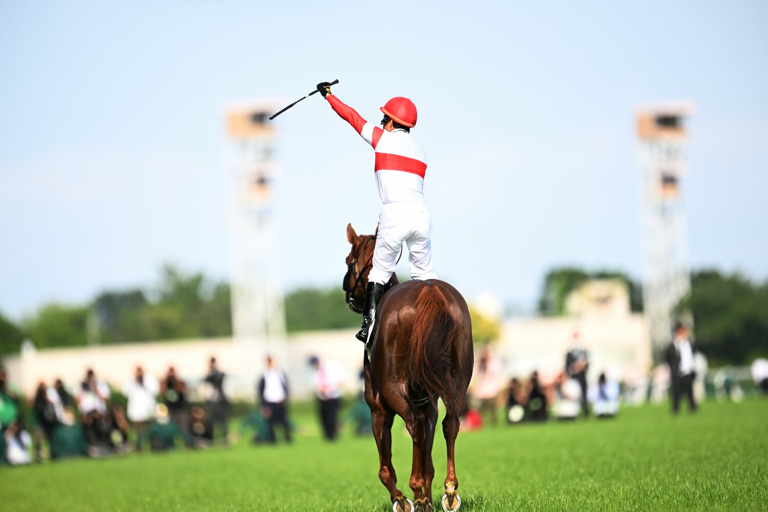 ダノンデサイルのウイニングラン。東京競馬場のファンの大歓声に応える横山典弘　©Keiji Ishikawa