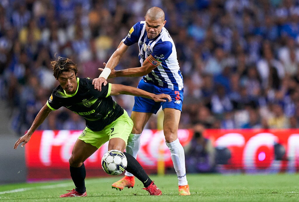 ポルトのペペとマッチアップする守田　©Getty Images